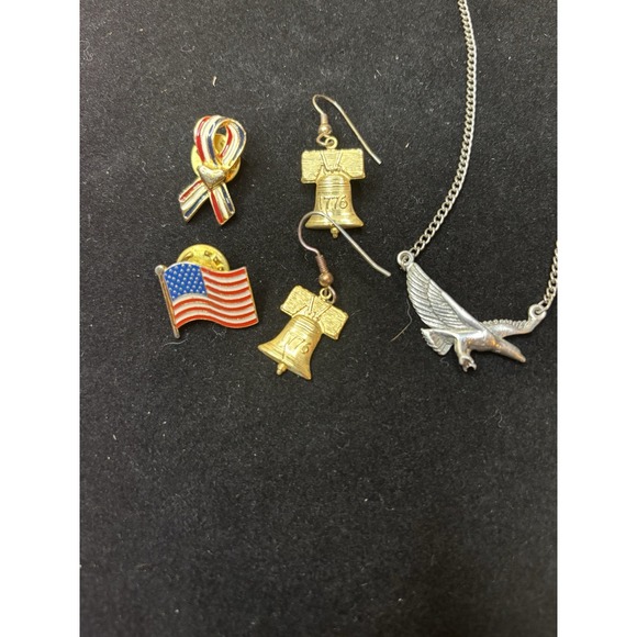 The Unbranded Brand Jewelry - Vintage‎ Patriotic Lapels and Liberty Bell Earrings Gold Tone